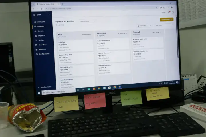 Painel de CRM aberto em um monitor