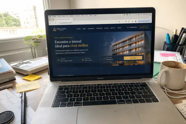 Notebook com um site institucional em uma mesa de trabalho