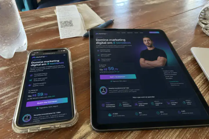 Celular com uma landing page de conversão